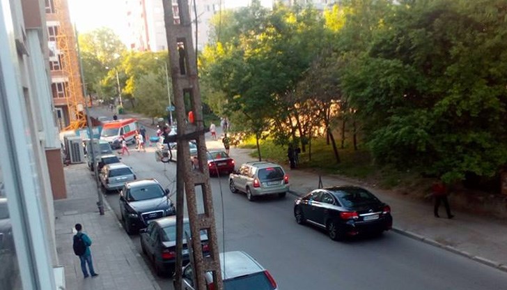 Мотористът се е ударил с лека кола и е изхвърчал на земята