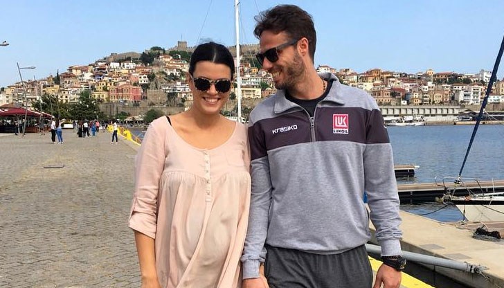 Бременното коремче на русенката вече ясно си личи