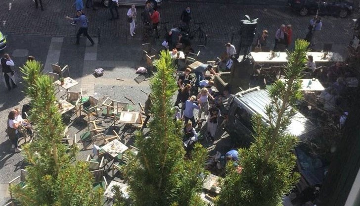 Най-малко трима души са убити, има и 30 ранени