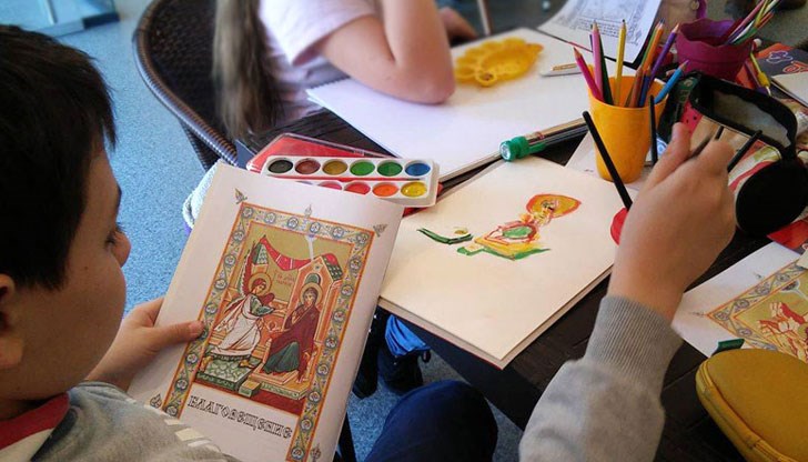 Ателие в Габрово се пълни с деца, които рисуват върху дъски с бои, приготвени с пигменти и восък