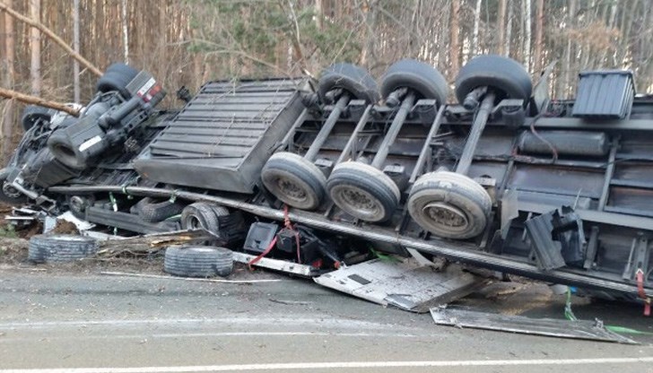 Заради обърнат ТИР на АМ "Тракия" движението е пренасочено по обходен маршрут /Снимката е илюстративна/ Заради обърнат ТИР на АМ "Тракия" движението е пренасочено по обходен маршрут /Снимката е илюстративна/