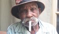 114-годишен мъж обмисля да спре цигарите