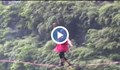 Жени на високи токчета вървяха по въже над 1300-метрова пропаст