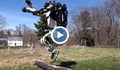 Робот тича в парка и прескача препятствия