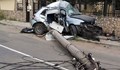 Мерцедес се размаза в стълб, цяло село остана без ток