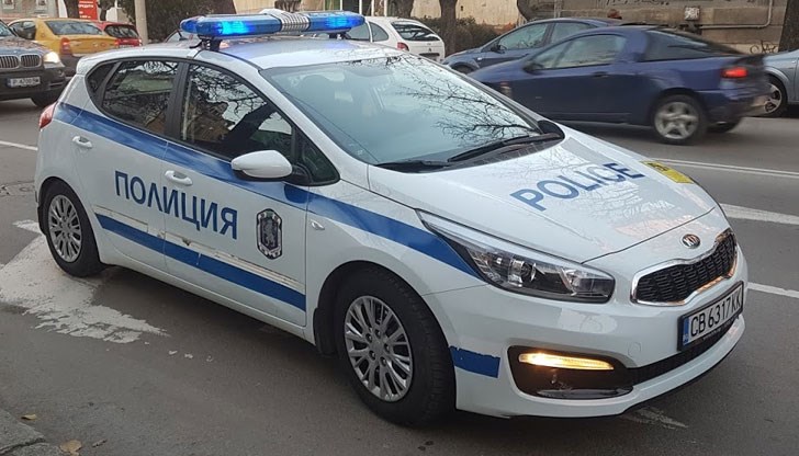 Полицаи разследват сигнал за кражба от лек автомобил „Ситроен“