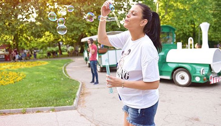 Русенката се снима на плажната ивица в Австралия