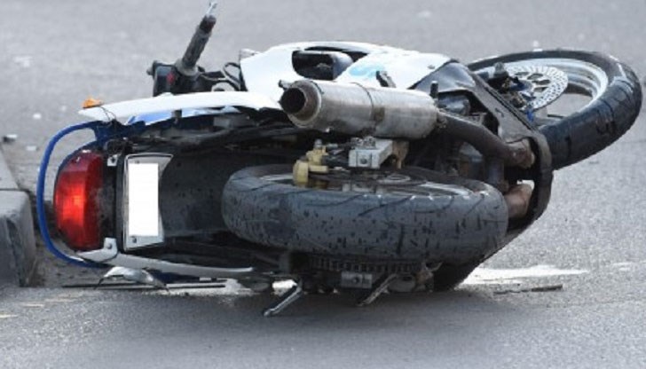 Мотоциклетистът се блъснал в кола, която правила обратен завой / Снимката е илюстративна