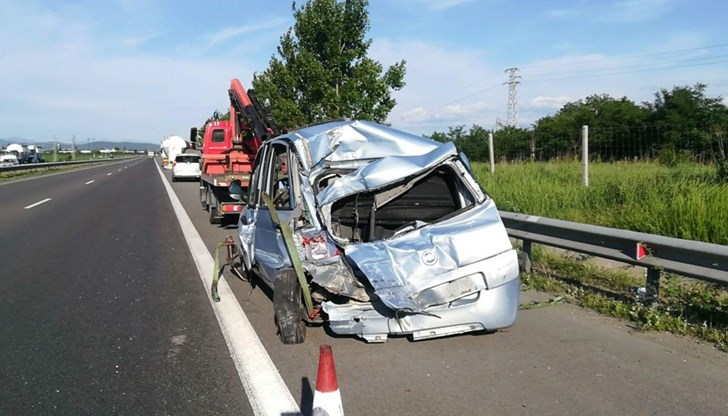 Ударили са се тир и лека кола Ударили са се тир и лека кола