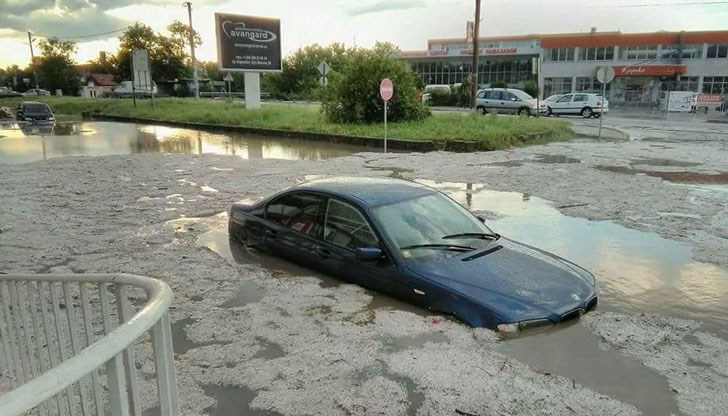 В по-ниските части на града водата е стигнала критични нива и има дори потопени автомобили