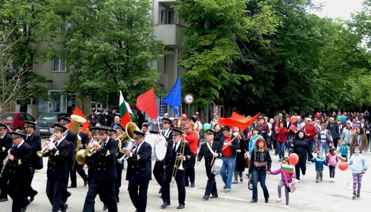 Не разбирам смисъла на думата "празник", когато става дума за право на труд в напълно мафиотизирана държава!? Не разбирам смисъла на думата "празник", когато става дума за право на труд в напълно мафиотизирана държава!?
