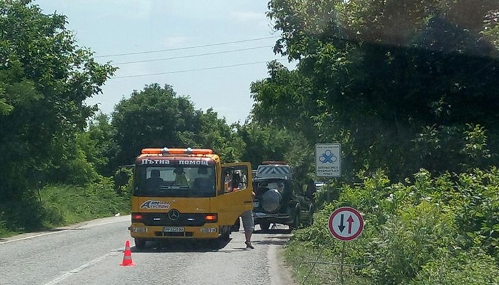 Лек автомобил, джип и автобус са се ударили на разклона за село Пиргово