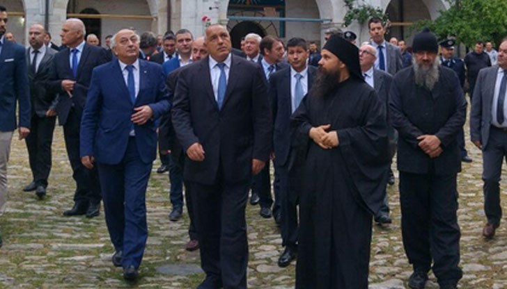 Премиерът беше поканен като гост на традиционния храмов празник от игумена на светата обител Амвросий през декември