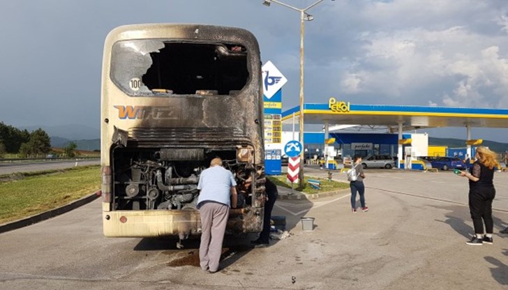 Единият от шофьорите е забелязал повредата и е отбил веднага Единият от шофьорите е забелязал повредата и е отбил веднага