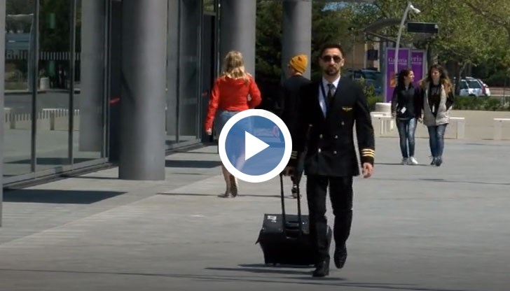 На 23 години получава лиценз за пилот и се нарежда сред най-младите граждански авиатори в България