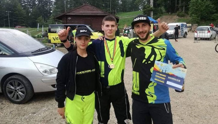 Байкърите Йордан Анчев и Изабела Янкова се окичиха със златни медали по време на първия кръг от Балканската даунхил купа