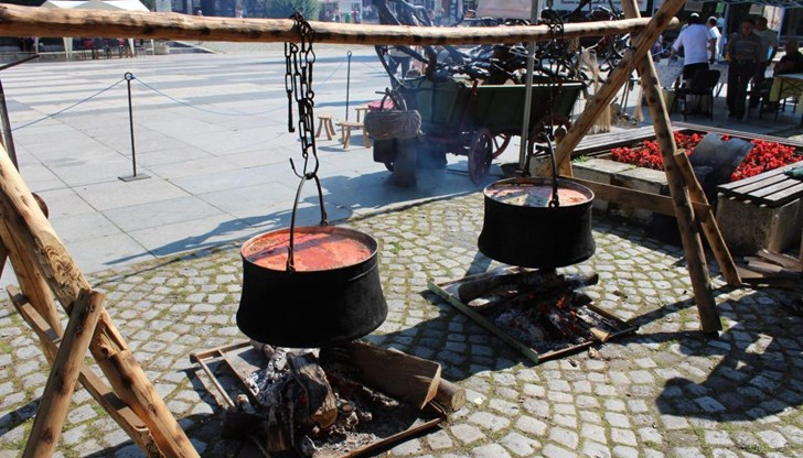 Добре дошли са  всички ценители на автентичната балканджийска кухня и любители на българския фолклор и традиции