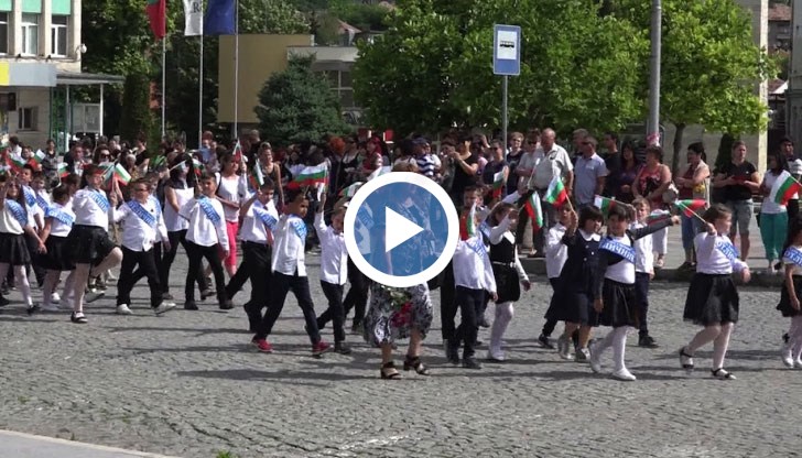 Тържеството продължи с празничен концерт, а накрая се изви кръшно Дунавско хоро