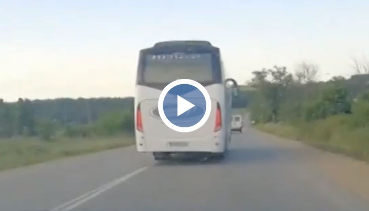 Освен че се движи на моменти с над 100 км/ч, шофьорът на автобус прави и изпреварване на забранен участък