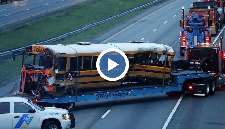 В автобуса са пътували петокласници, които отивали на учебна екскурзия