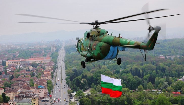 Ще бъдат представени 52 бойни машини и 14 вертолета и самолета Ще бъдат представени 52 бойни машини и 14 вертолета и самолета