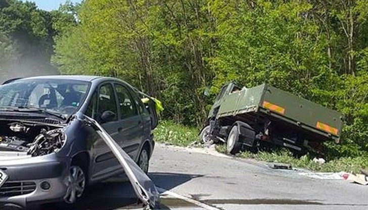 Лек автомобил "Ситроен" навлиза в насрещното движение