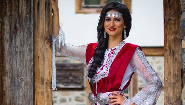 Абитуриентката е избрала уникална българска носия, изработена от български дизайнер