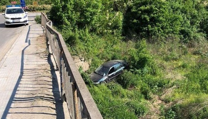Заради несъобразена скорост водачът загубил контрол върху автомобила на остър завой и той се прехвърлил през моста