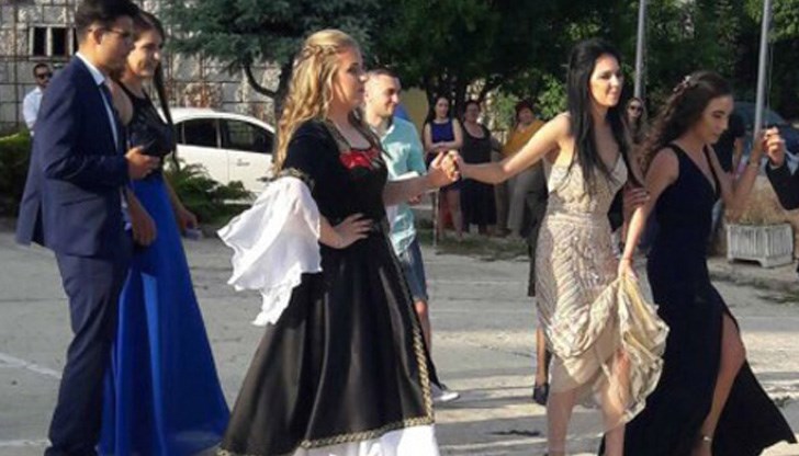 Велислава Антонова от Варна свири на гайда