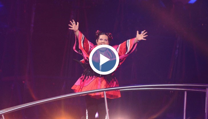 Нета се сурва по стъпала като повлича със себе си охранител