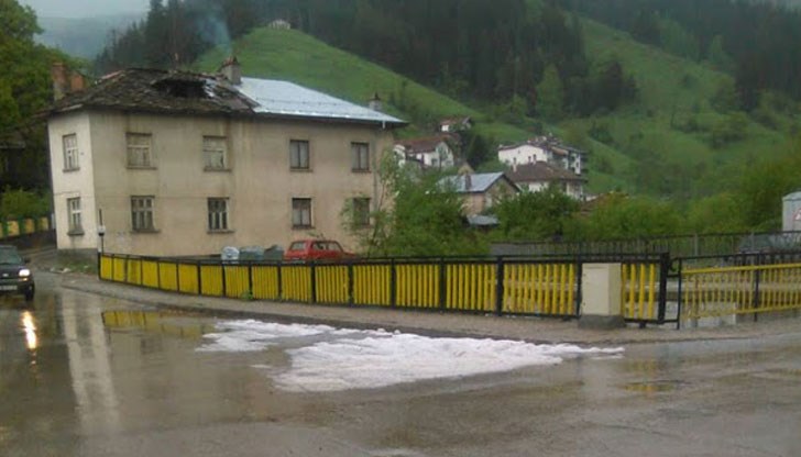 Ледените късове, които се сипеха в продължение на повече от 10 минути, бяха по-големи от грахово зърно