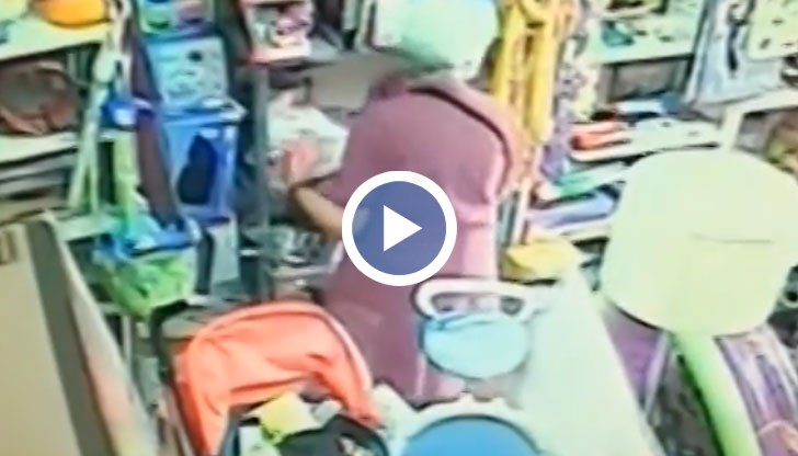 Бабата - бандитка крие откраднатото под роклята си