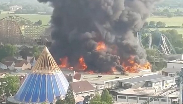 Обектът е бил евакуиран, докато пожарникарите са се борили с пламъците