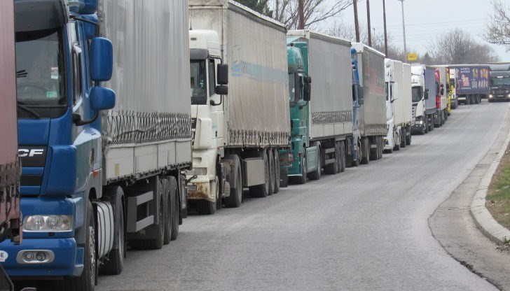 Интензивен е трафикът за товарни автомобили на изход от страната