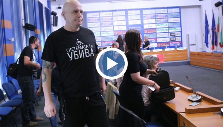 Шоуменът ще носи тениска с надпис „Системата ги убива”