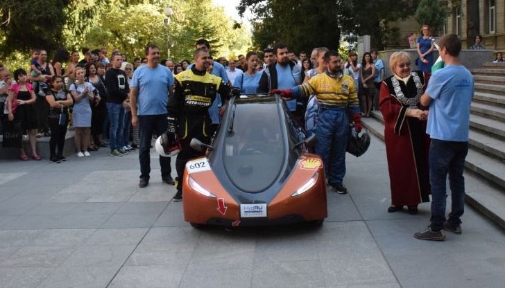 Автомобилът, задвижван с водородна клетка беше демонстриран на международен форум в София