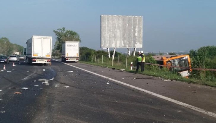 Автобус се преобърна след удар с ТИР