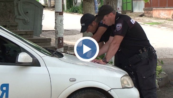 Жандармерията проверява наред документите на хора и автомобили в селото