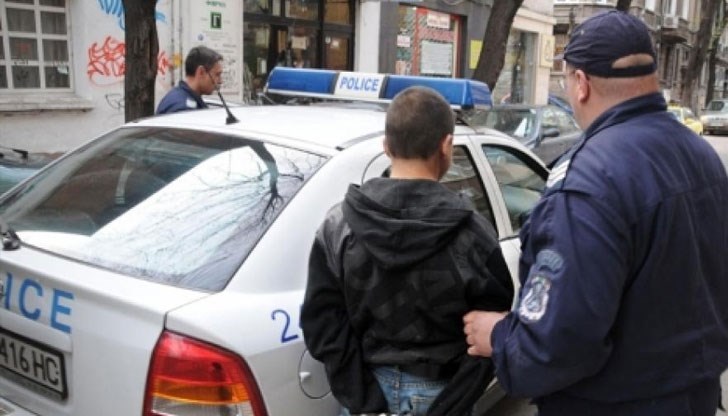15-годишното момче е задържано за кражби от магазин, такси, павилиони