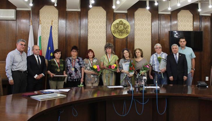 Наградените получиха грамота и нагръден знак от бронз, по проект и изработка на скулптора Георги Радулов