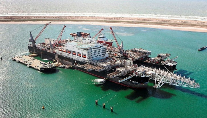 Корабът-гигант полага тръбите за "Турски поток"