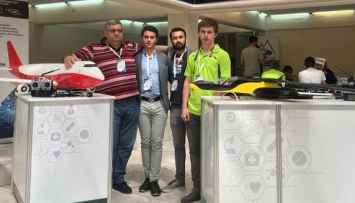 Студентите от клуб „Роботика“ се представиха блестящо на Първия международен младежки фестивал за научно-техническо творчество „От Винта!“