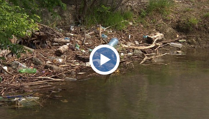 Езерото е затлачено от боклуци, мръсната вода от три населени места се излизва в него, но институциите твърдят, че водата е чиста