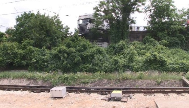 Част от кабината на тира е надвиснала над ж.п. линията Част от кабината на тира е надвиснала над ж.п. линията