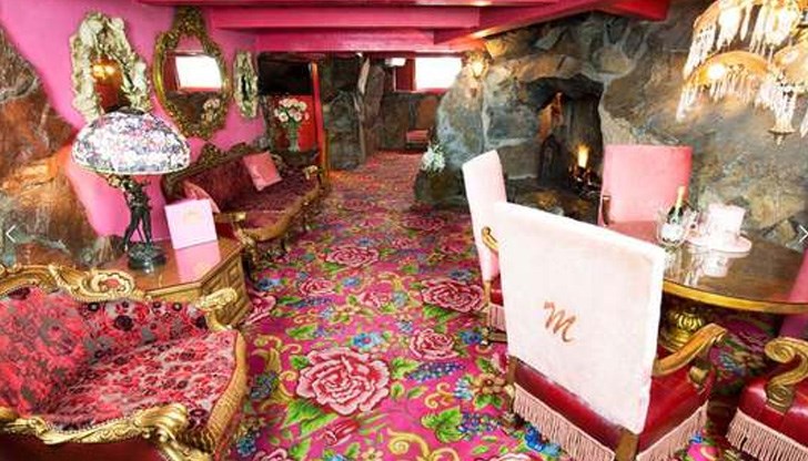 Дори тенискортовете са розови, вместо традиционното зелено