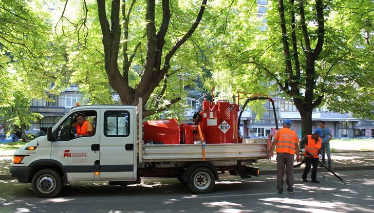 С нея започнаха да запълват пукнатините с битумна смес по улица "Плиска"