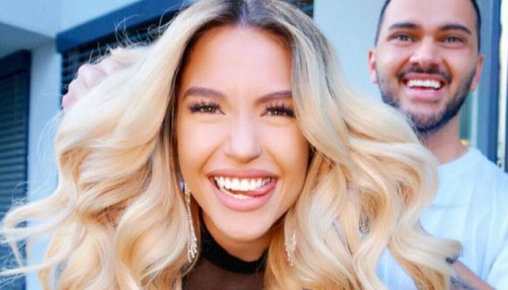 18-годишната певица сподели снимки от изпращането в училище