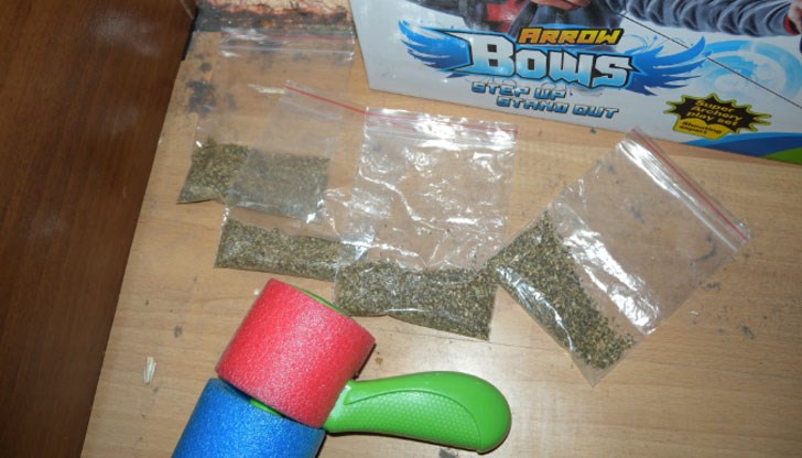 Русенски полицаи са спрели БМВ 645, в което са намерили 9 флакона с прекурсори, използвани за обработката на т.нар. „чай“