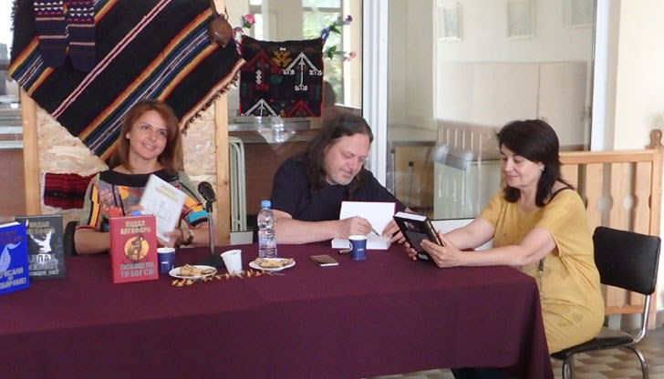 Писателят представи книгите „Боже, защо Господ лъже“, „Любиш ли ти Бог си“, „Аллах, милост нямаш ли“ и „Орисани да избираме“