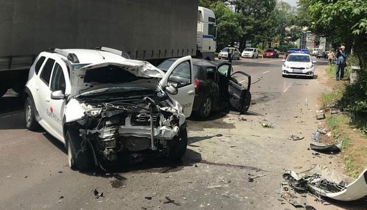 На място има полицейски служители, които са отцепили движението, пратени са и линейки